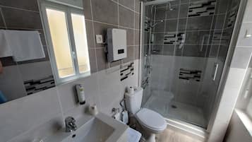 Combined shower/bathtub, free toiletries