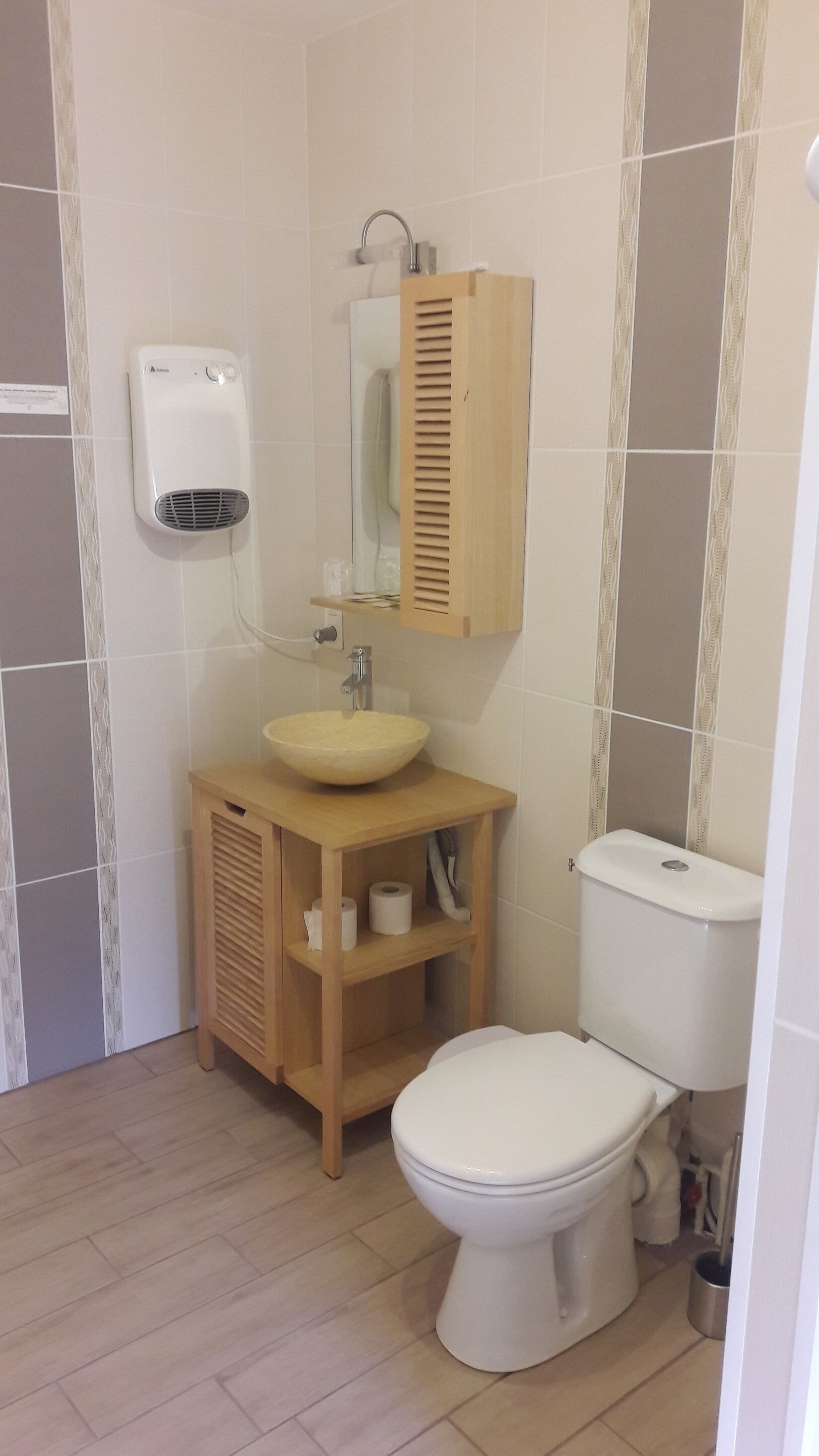 standard triple room | bathroom | combined shower/bathtub, free toiletries