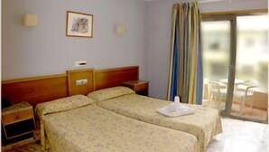 Habitación estándar con 2 camas individuales, baño privado | Caja fuerte, cunas gratuitas, wifi gratis
