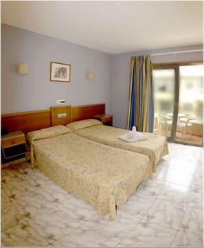 Standard Twin Room, Private Bathroom | In-room safe, free cots/infant beds, free WiFi - Hostal Carel (Granadilla de Abona)