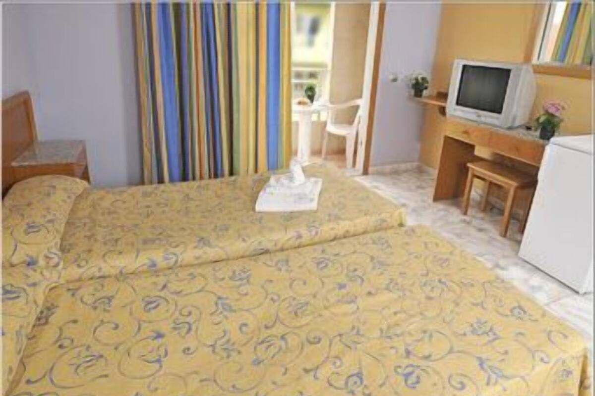 Standaard driepersoonskamer, privébadkamer | Een kluis op de kamer, gratis babybedden, gratis wifi