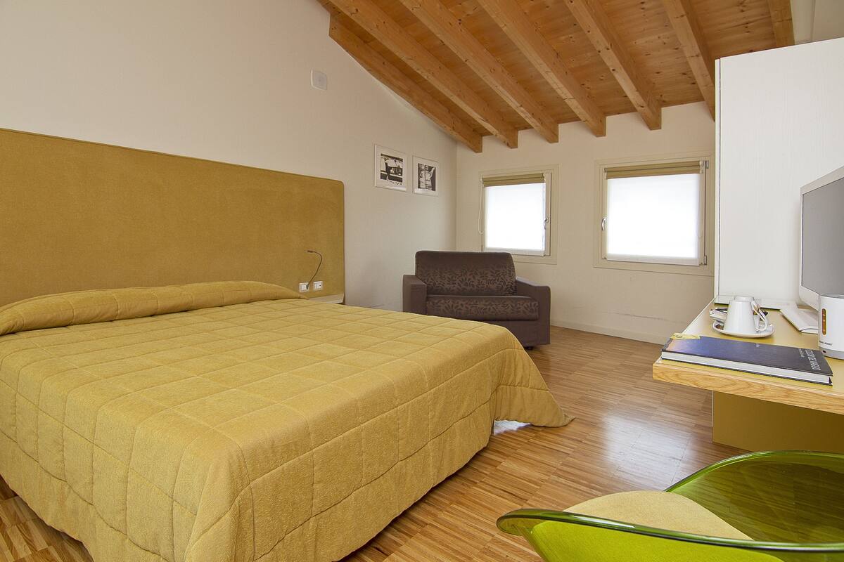 Superior Double Room | Desk, soundproofing, iron/ironing board, cribs/infant beds