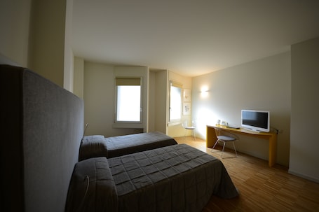 Twin Room, 2 Twin Beds | Desk, soundproofing, iron/ironing board, cribs/infant beds. Stile Libero