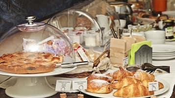 TĂ€gliches kontinentales FrĂŒhstĂŒck (10 EUR pro Person)