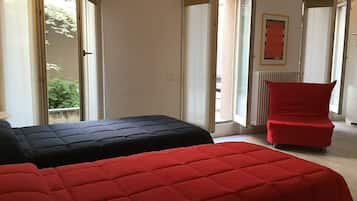 Habitación, 2 habitaciones | Escritorio, insonorización, tabla de planchar con plancha y cunas