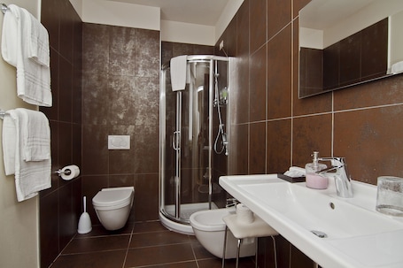 Superior Double Room | Bathroom | Free toiletries, hair dryer, bidet, towels. Stile Libero