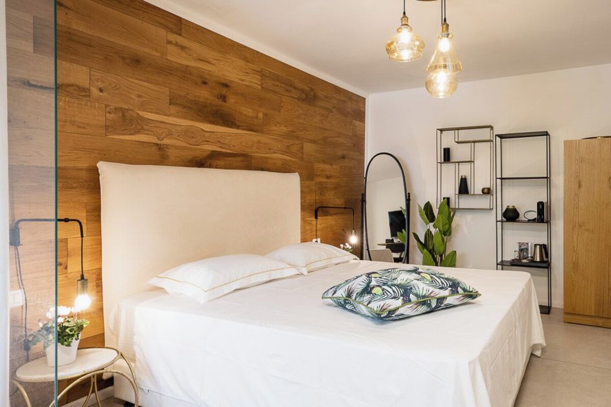 Estudio clásico, 1 cama doble (With Jacuzzi) | Minibar, caja fuerte, escritorio y sistema de insonorización