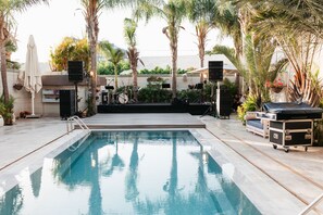Outdoor pool, sun loungers - Estate Spa (Rehovot)