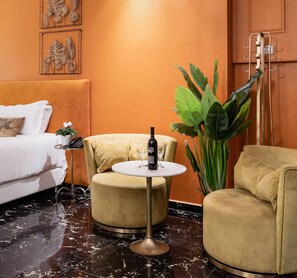 迷你吧、客房内保险箱、办公桌、隔音