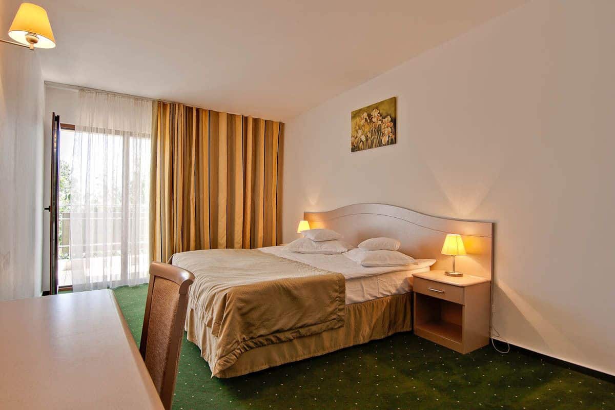 Een minibar, een kluis op de kamer, een bureau, verduisterende gordijnen