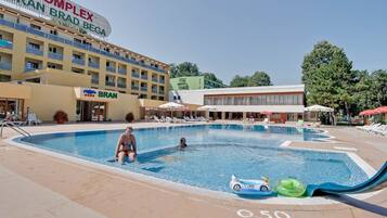 Outdoor pool, pool umbrellas, sun loungers
