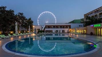 Outdoor pool, pool umbrellas, sun loungers