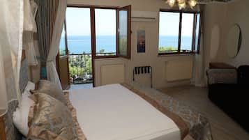 Family Room with Balcony and Sea View | 1 quarto, frigobar, cofres nos quartos, individualmente decorados