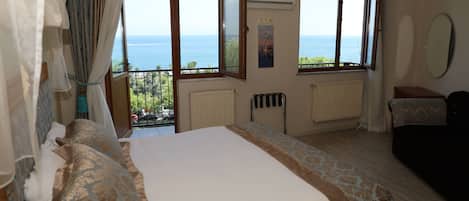 Family Room with Balcony and Sea View | 1 chambre, minibar, coffres-forts dans les chambres