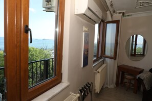 Family Room with Balcony and Sea View | 1 Schlafzimmer, Minibar, Zimmersafe, individuell dekoriert