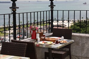 Free daily buffet breakfast  - Sea House Suites (Istanbul)