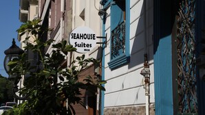 Un edificio con un letrero que dice "SEAHOUSE Suites No:34".