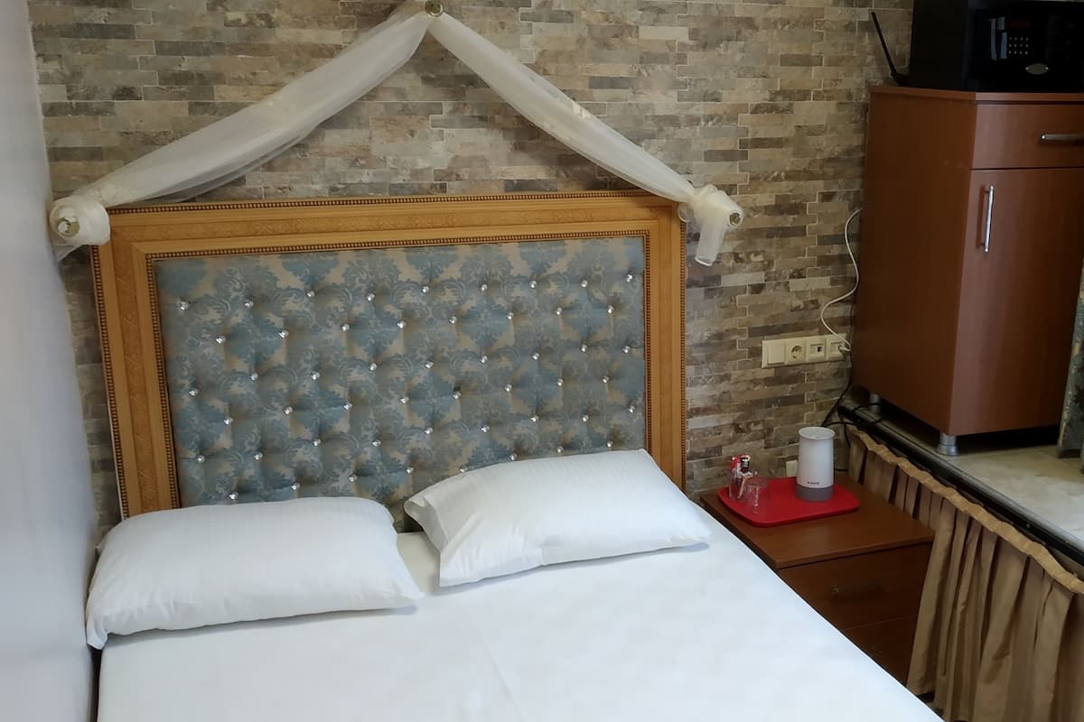 Economy Room, Garden View | 1 bedroom, minibar, in-room safe, individually decorated