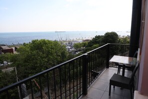 Family Room with Balcony and Sea View | Vistas del balcón