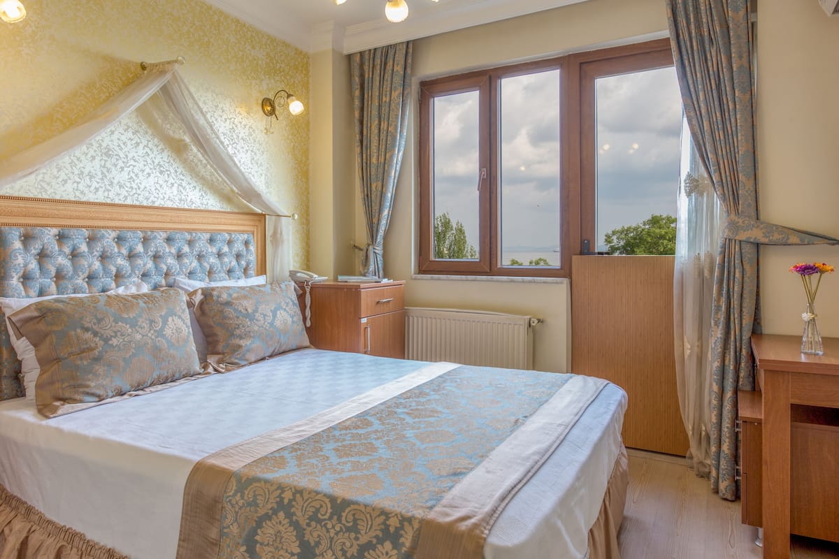 Double Room with Balcony and Sea View | 1 bedroom, minibar, in-room safe, individually decorated