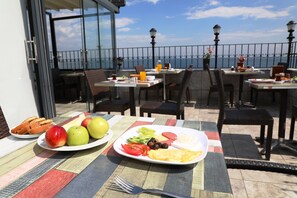 Free daily buffet breakfast  - Sea House Suites (Istanbul)