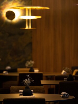 2 restaurants, lunch, dinner served; French cuisine 