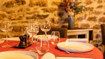 2 restauranter, lunsj og middag serveres, franske retter
