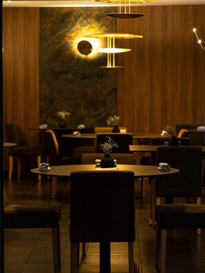 2 restaurants; lunch and dinner served 