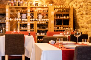 2 restaurants, serveren lunch, diner, Franse gerechten