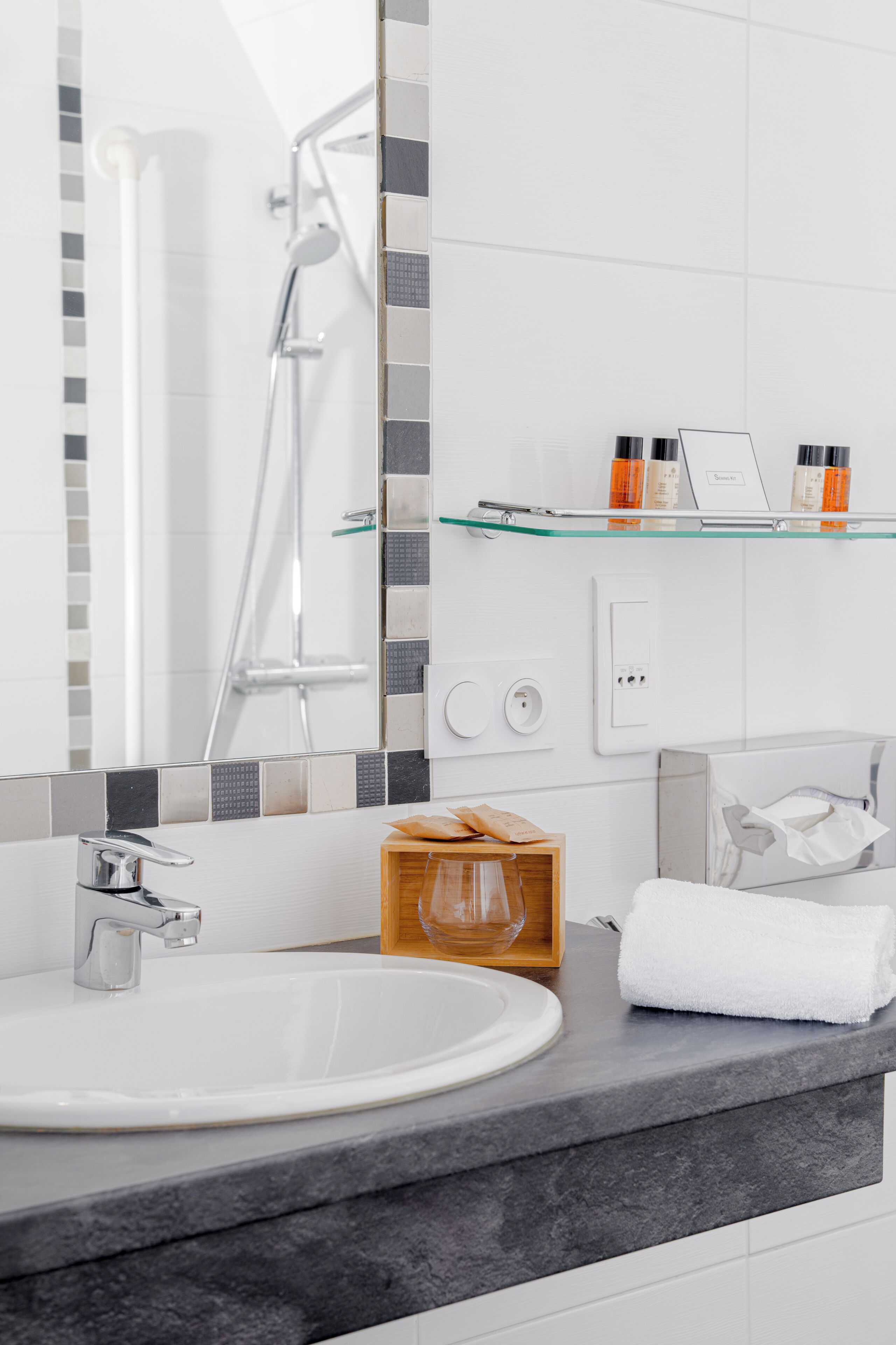 Deluxe Double or Twin Room | Bathroom