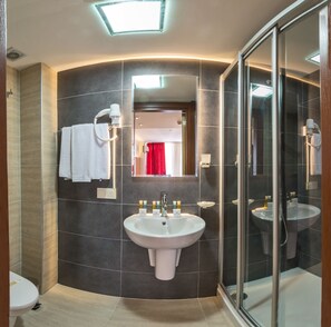 Shower, rainfall showerhead, free toiletries, hair dryer - Erbazlar Hotel (Istanbul)
