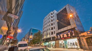 Fassade der Unterkunft – Abend/Nacht