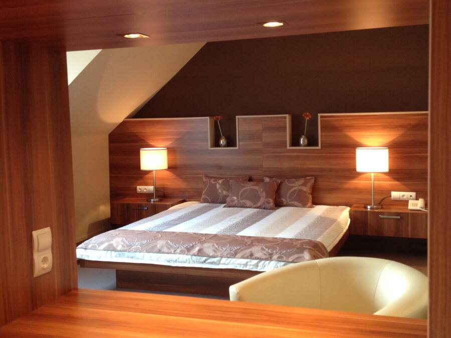 迷你吧、房內夾萬、書桌、免費 Wi-Fi