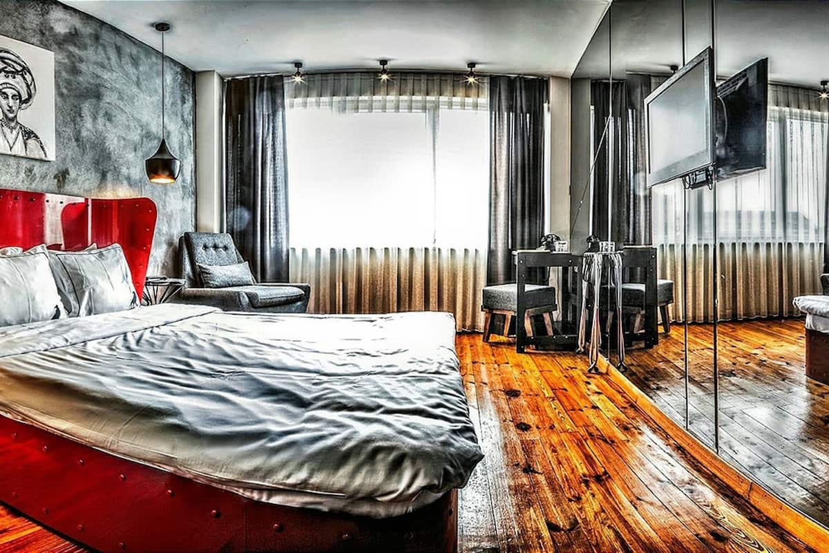 Sengetøy av topp kvalitet, minibar, safe på rommet og skrivebord