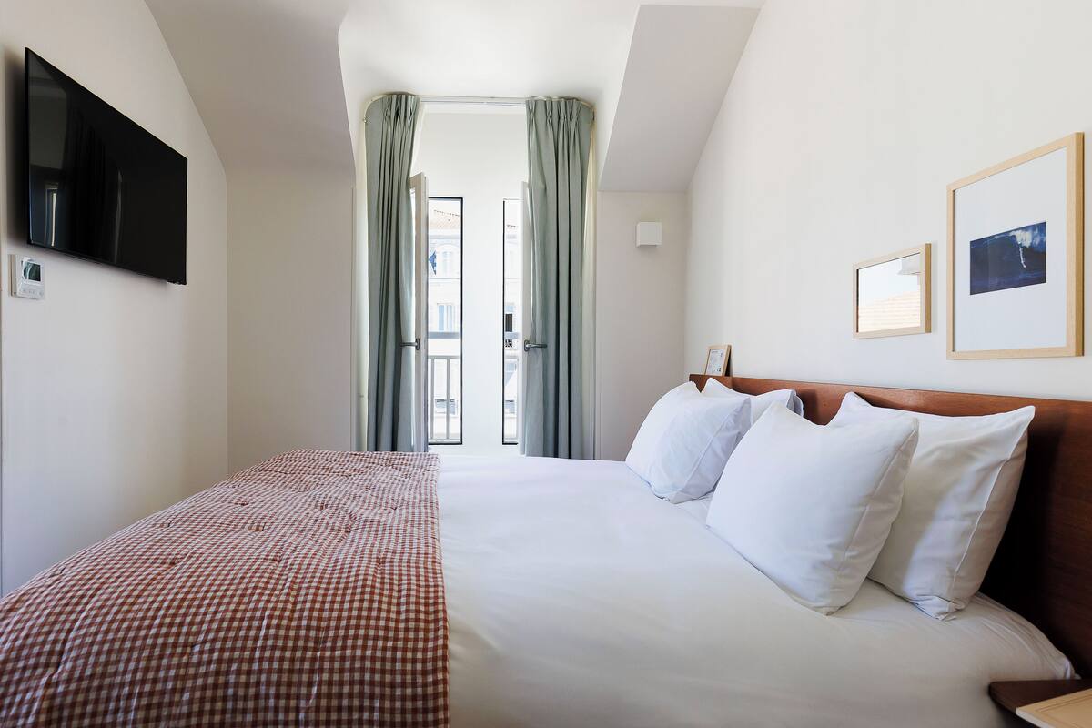 1 bedroom, premium bedding, pillow-top beds, in-room safe