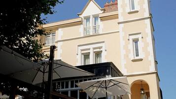 Vista frontal de la propiedad