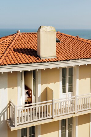 Kahden hengen deluxe-huone, 1 keskisuuri parisänky, meren rannalla | Ylelliset vuodevaatteet, pillowtop-patjalliset sängyt