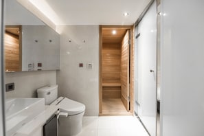 Een moderne badkamer met toilet, wastafel en houten lambrisering.