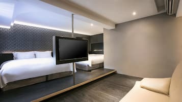 Quarto quádruplo família (stairs from 6F-7F) | Cofres nos quartos, individualmente decorados, escrivaninha