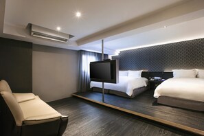 Phòng 4 dành cho gia đình (stairs from 6F-7F) | Két bảo mật tại phòng, trang trí khác biệt, bàn, phòng cách âm 