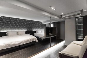In-room safe, individually decorated, desk, soundproofing - Saual Keh Hotel (Taipei)