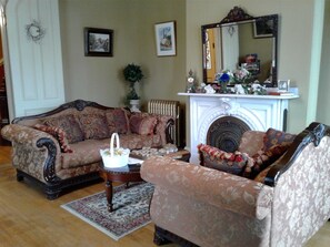 TV - The Proctor Mansion Inn (Wrentham)