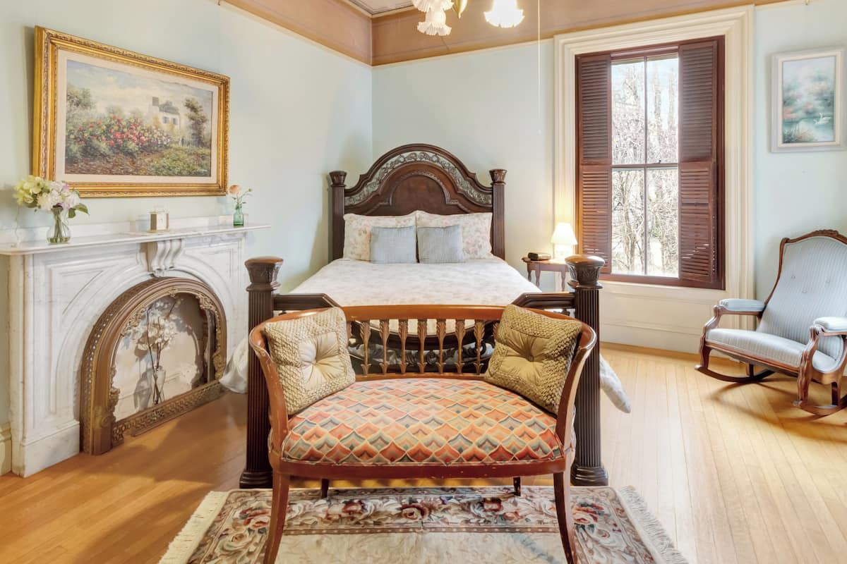 غرفة كلاسيكية - سرير كبير | أغطية فراش متميزة وبديكورات فريدة لكل غرفة وطراز فريد لكل وحدة ومكتب