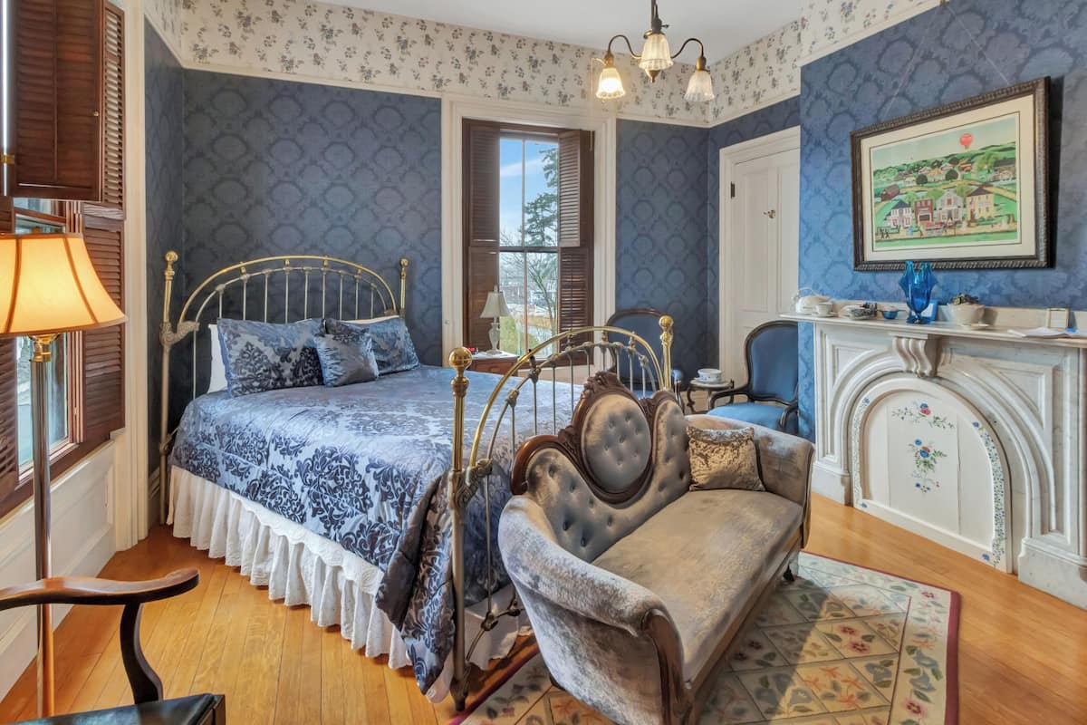 غرفة كلاسيكية - سرير كبير | أغطية فراش متميزة وبديكورات فريدة لكل غرفة وطراز فريد لكل وحدة ومكتب