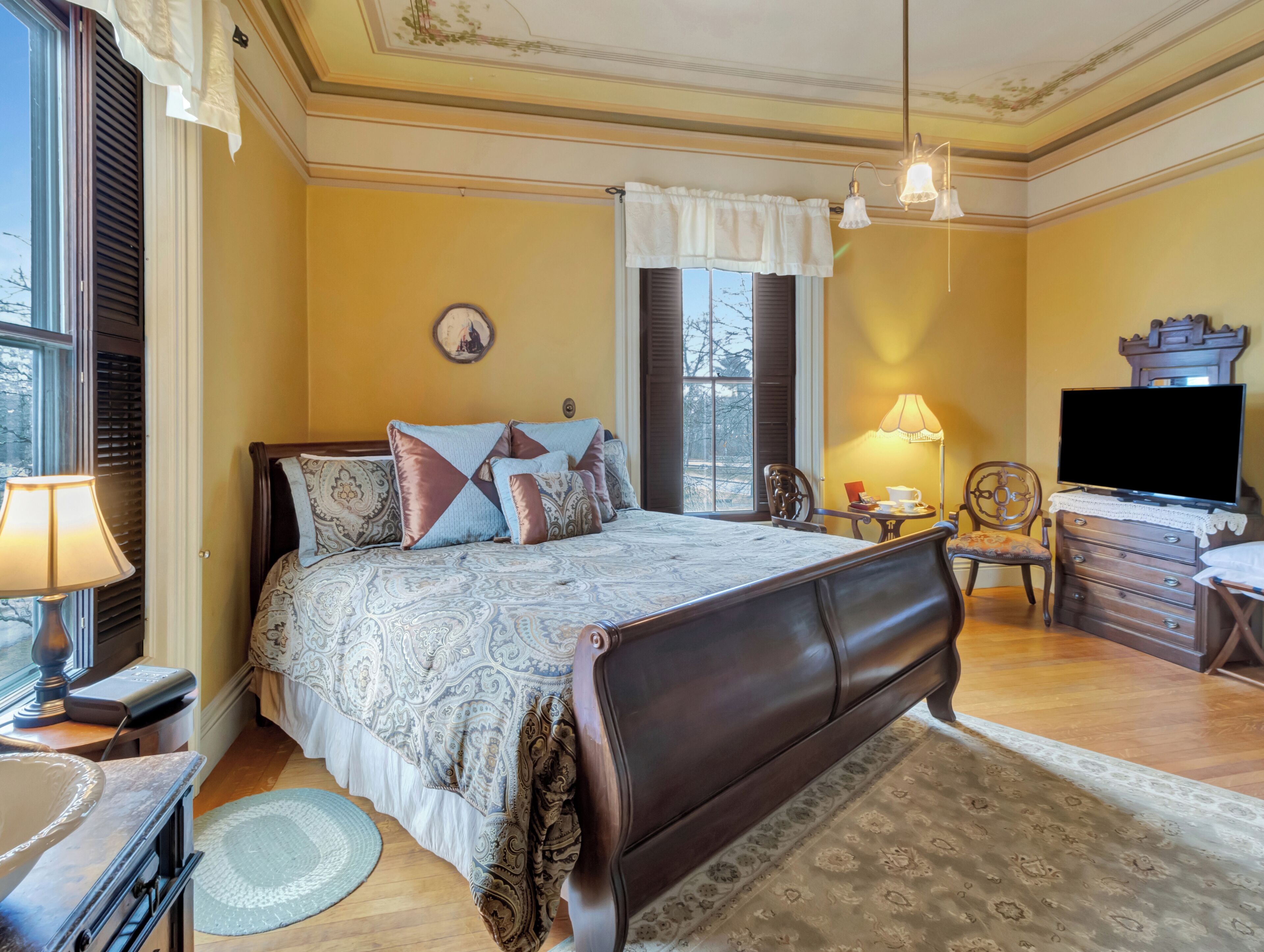 Gold Room | Premium bedding, individually decorated, individually furnished, desk