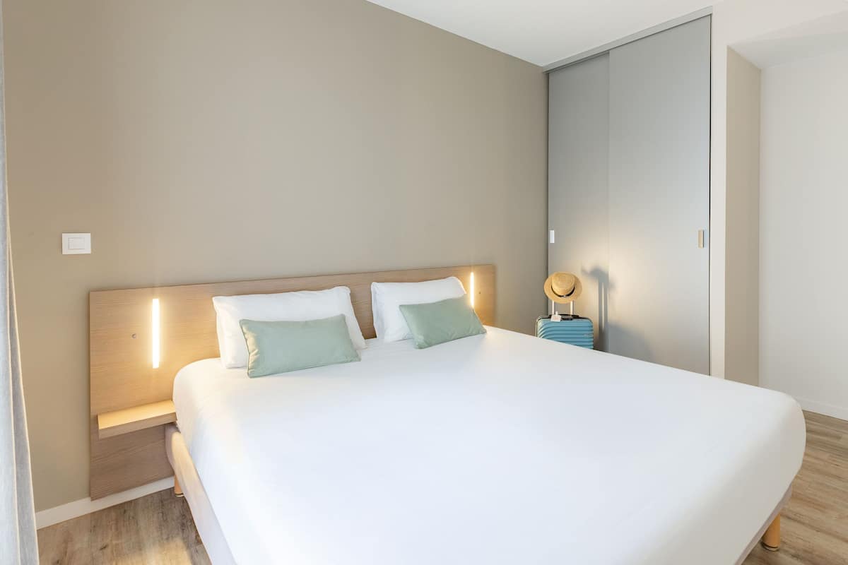 Basic Apartment | Desk, soundproofing, iron/ironing board, free WiFi