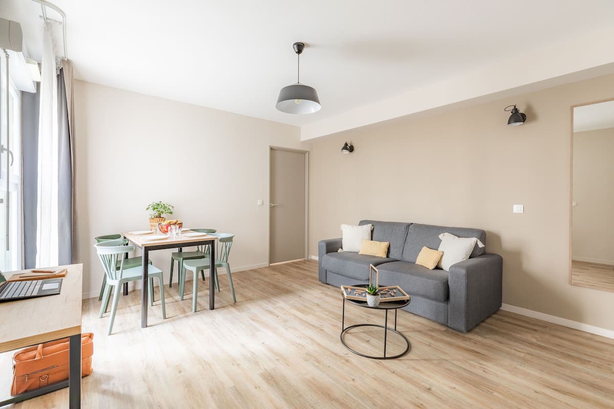 Apartment, 2 Bedrooms | Desk, soundproofing, iron/ironing board, free WiFi