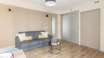 Apartamento básico | Escritorio, sistema de insonorización, tabla de planchar con plancha
