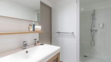 Studio, 1 Double Bed | Bathroom