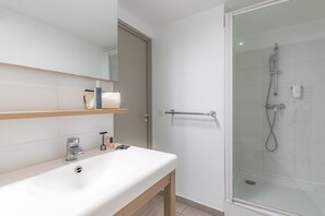 Studio, 1 lit double | Salle de bain | Sèche-cheveux, serviettes fournies, savon, shampoing